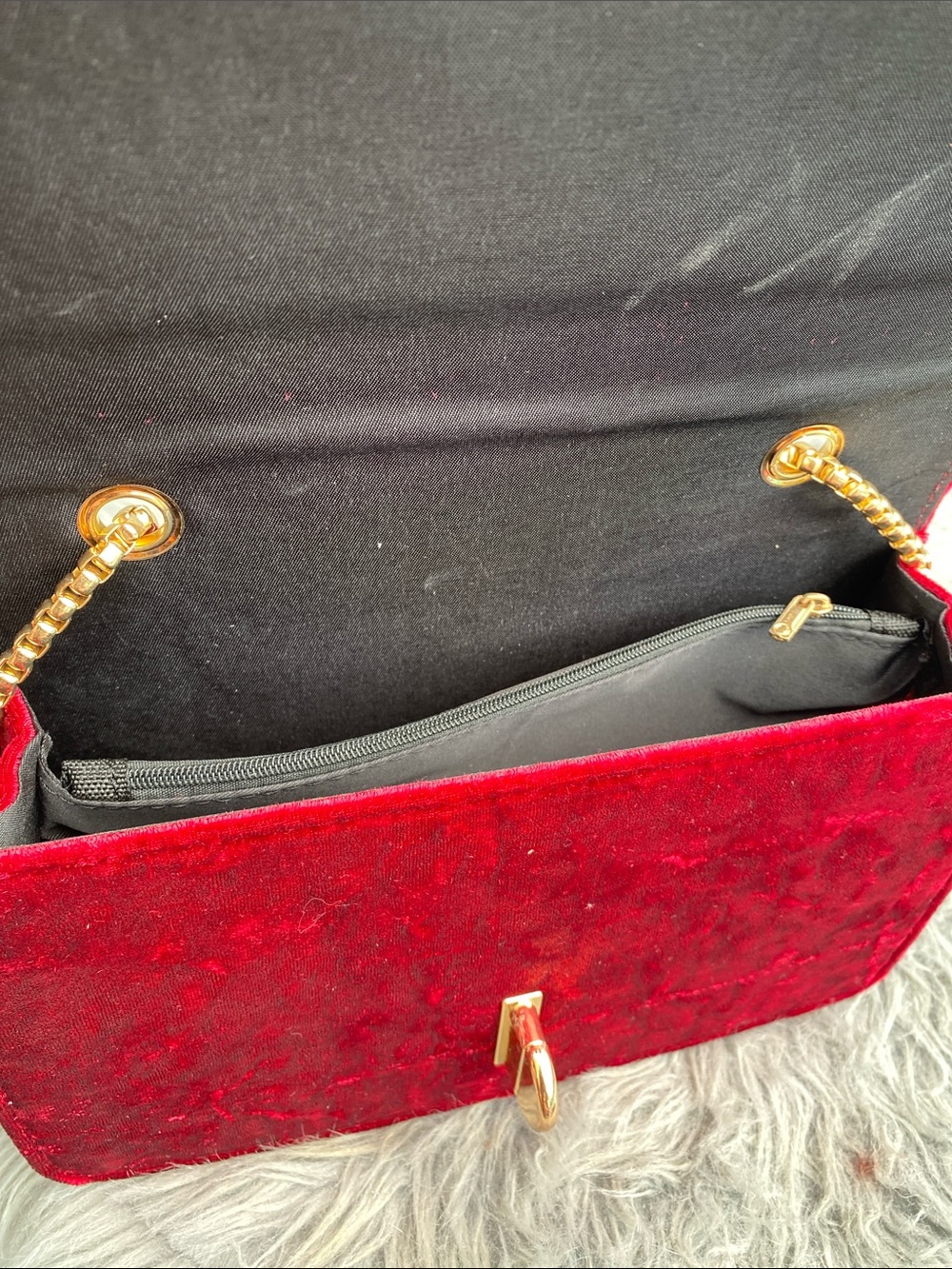 Red Velvet Quilted Chain Shoulder Bag - Picture 3 of 3